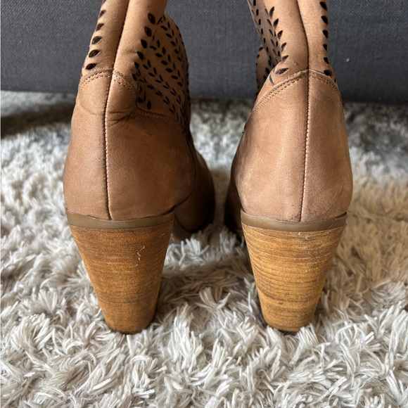 MUSSE & CLOUD. Tan micro suede ankle boot. Perforated detail with crepe sole. - Picture 3 of 4